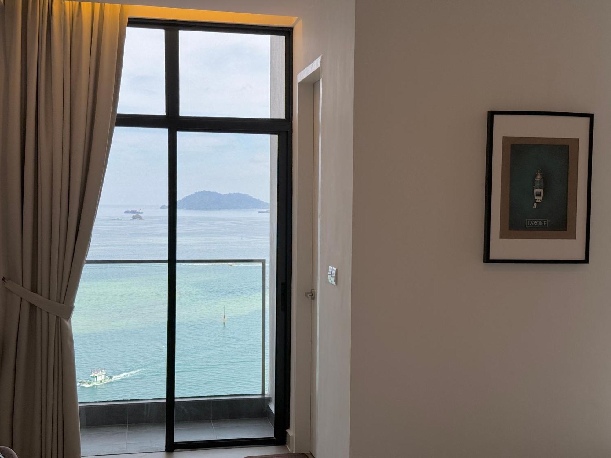 The Shore Cbd Kota Kinabalu By Laxzone Suite Bagian luar foto