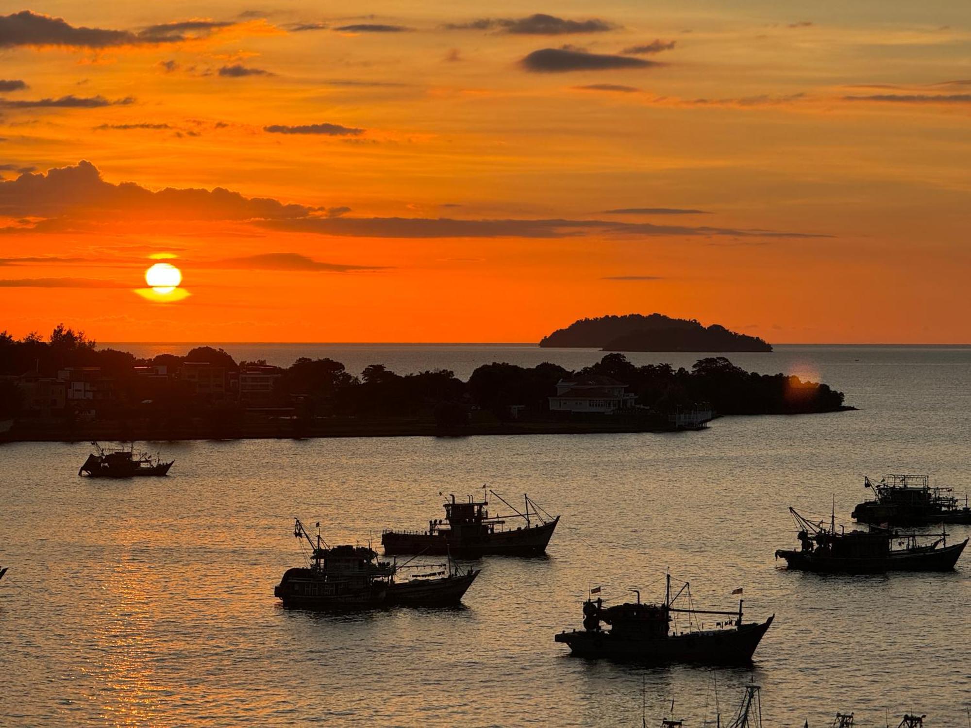 The Shore Cbd Kota Kinabalu By Laxzone Suite Bagian luar foto